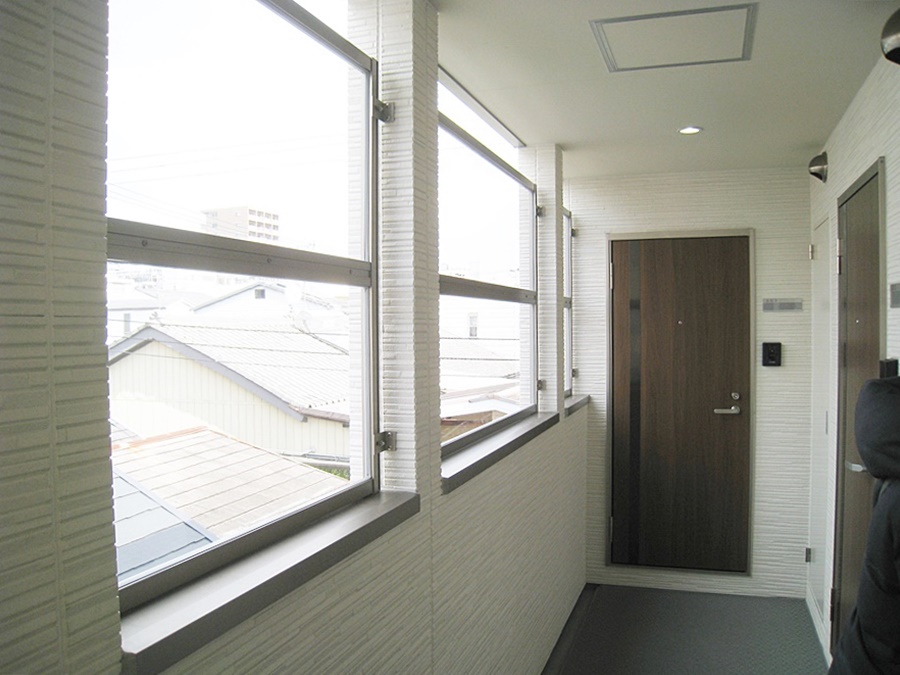 ３階の共用廊下は雨侵入を防ぎ外を見通せるクリアパネルを装備