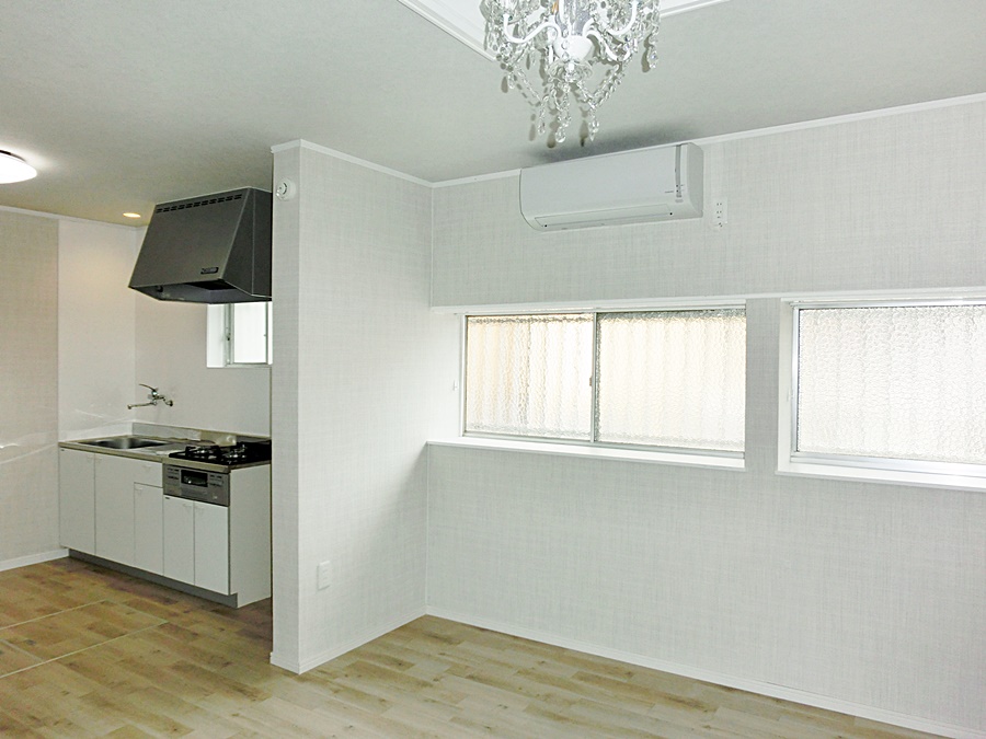 キッチンとの間に仕切り袖壁があるので独立した空間のような雰囲気をつくることができる。